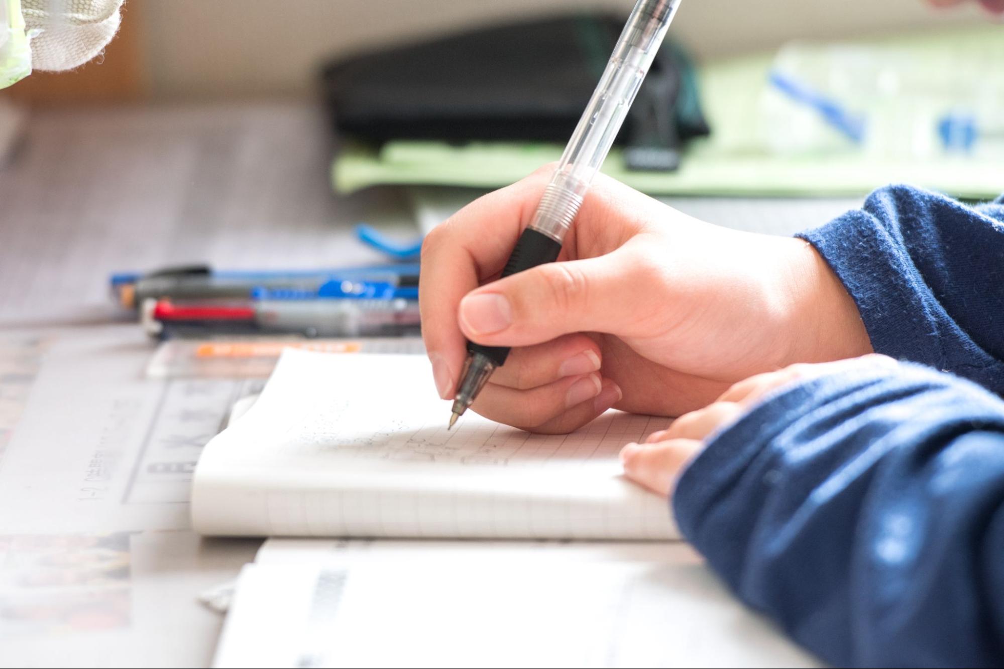 勉強している画像