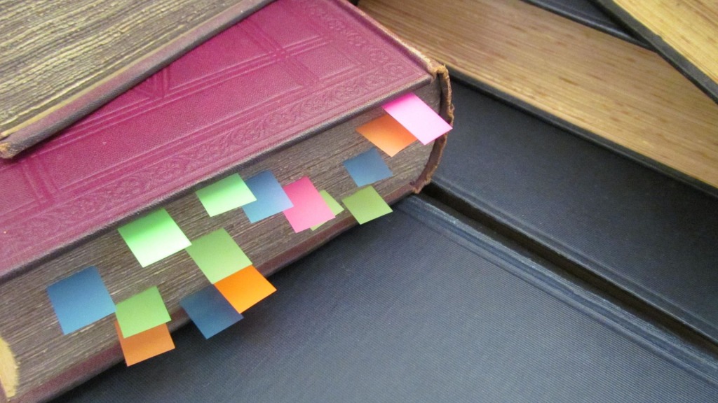 机に置かれた参考書